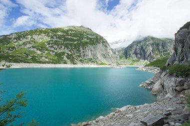 Güneşli bir günde Bernese Oberland 'da Gelmersee