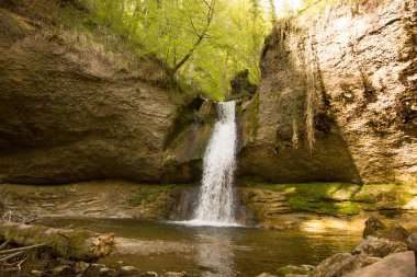 İsviçre 'nin Zürih kantonundaki Kemptnertobel Şelalesi