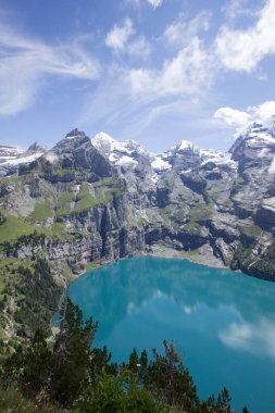 Arkasında kocaman dağlar olan Oeschinensee