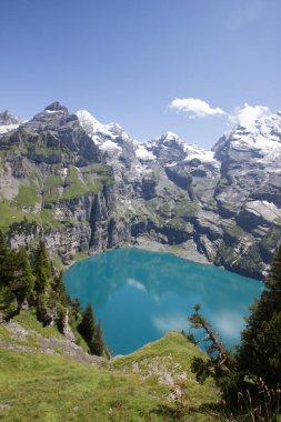 Arka planda Bluemlisalphorn ve Doldenhorn dağlarıyla Oeschinenesee