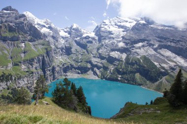 Arka planda Bluemlisalphorn ve Doldenhorn dağlarıyla Oeschinenesee