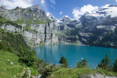 Oeschinensee, arka planda İsviçre dağları Bluemlisalphorn ve Doldenhorn ile