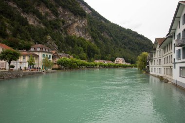 Interlaken yakınlarında yeşil Aare nehri