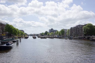 Amsterdam 'daki kasaba kanalı.