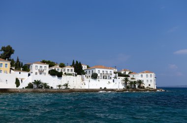 Beyaz evler ve deniz