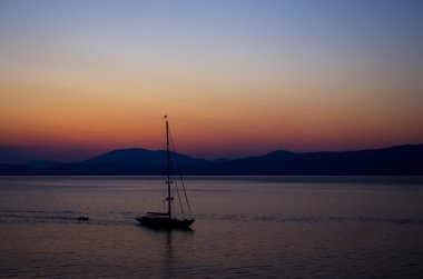 alacakaranlıkta yelkenli yat