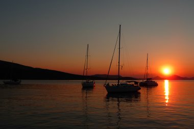 gün batımında Yelkenli Yatlar