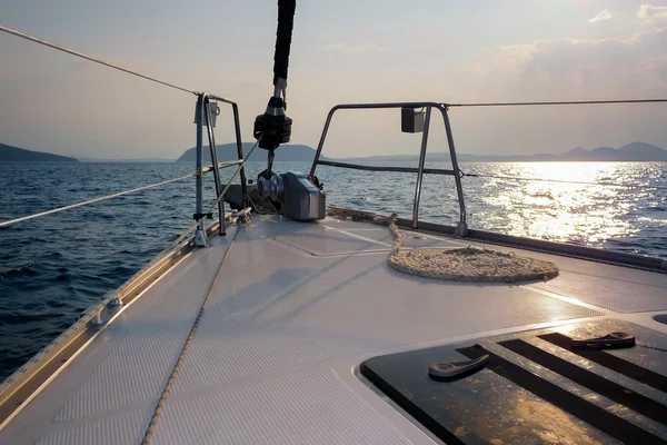 En el arco de un yate de vela — Foto de Stock