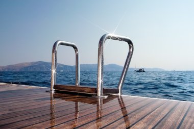 bir yelkenli tekne ve Deniz merdiveni