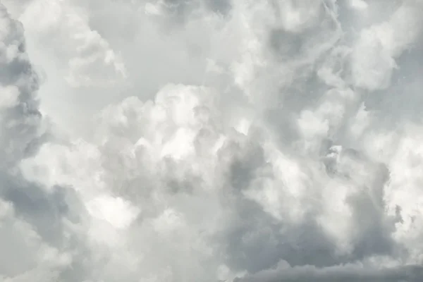 Weiße flauschige Wolken — Stockfoto