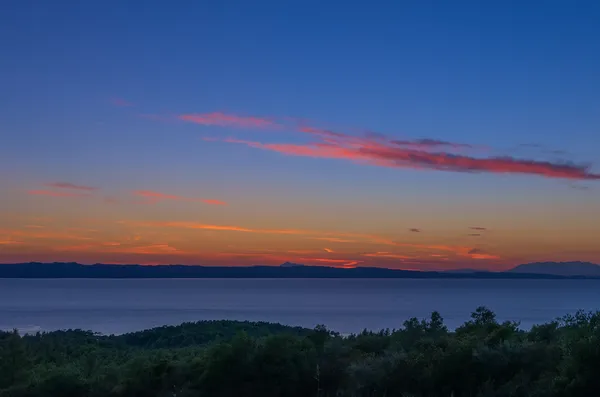 Atardecer en Sithonia, Chalkidiki, Grecia, donde el bosque se encuentra con el mar — Foto de Stock