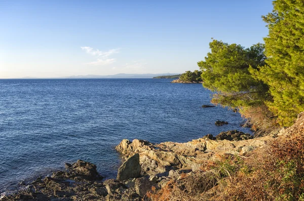 Costa rochosa em Chalkidiki, Sithonia, Grécia, com água cristalina — Fotografia de Stock