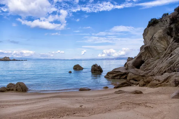 Spiaggia di sabbia a Sithonia, Calcidica, Grecia, sotto un cielo nuvoloso — Foto Stock