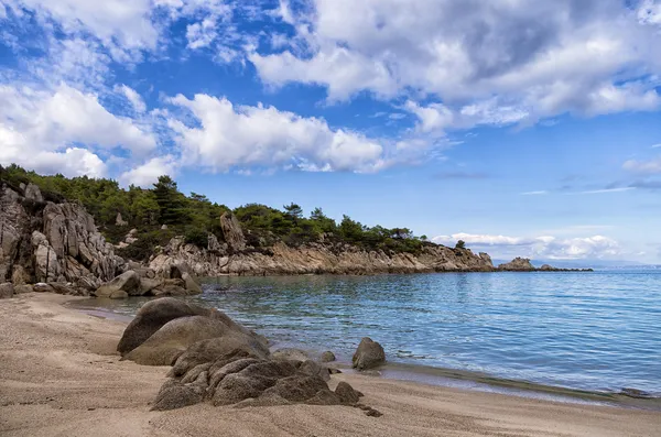 Spiaggia di sabbia a Sithonia, Calcidica, Grecia, sotto un cielo nuvoloso — Foto Stock