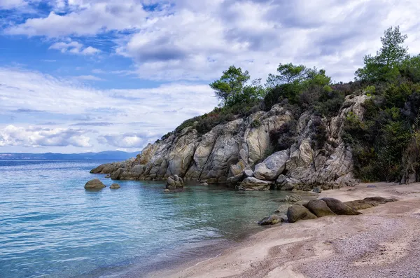 Αμμώδης παραλία σε Σιθωνία, Χαλκιδική, Ελλάδα, κάτω από ένα συννεφιασμένο ουρανό — Φωτογραφία Αρχείου