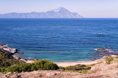 gözlerden uzak küçük plaj bakış açısıyla kutsal dağda sithonia, chalkidiki, Yunanistan