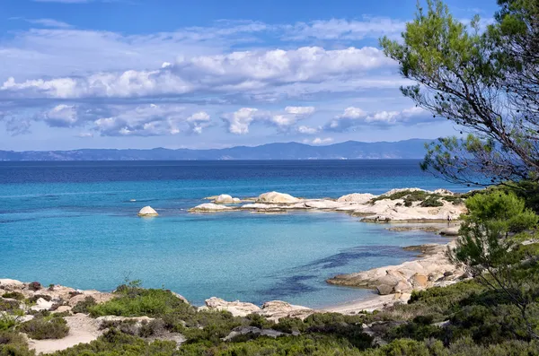 Egy kis öböl, sithonia, chalkidiki, Görögország, a nagy víz a fürdésre — Stock Fotó