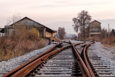 eski tren istasyonu ve parça, florina, sonbaharda Kuzey Yunanistan