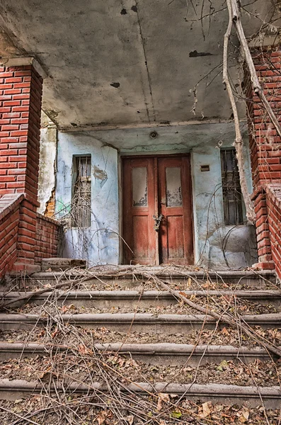 La entrada a un viejo y abandonado edificio neoclásico, en Florina, un popular destino de invierno en el norte de Grecia —  Fotos de Stock