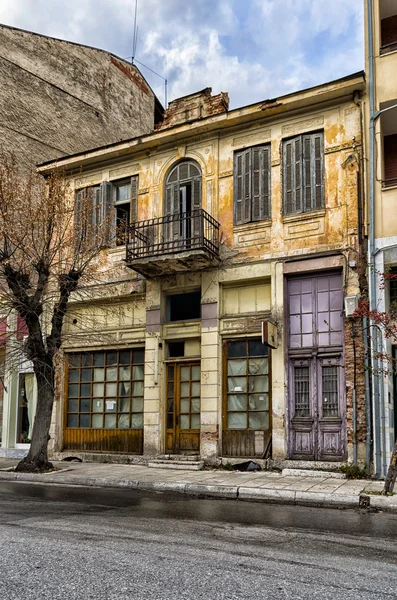 Edifício neoclássico velho em Florina, um destino de inverno popular no norte da Grécia, em um dia nublado — Fotografia de Stock