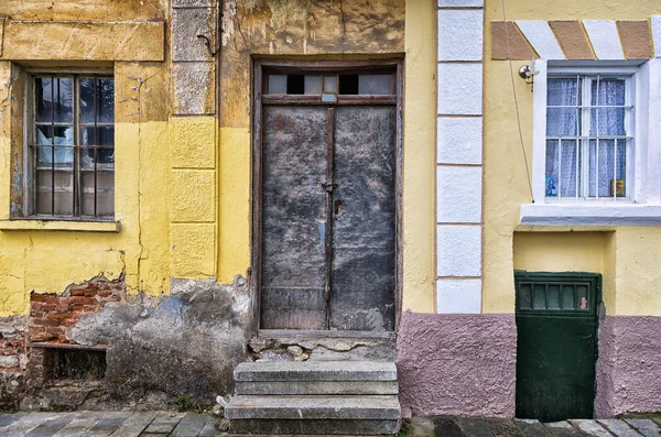 Ingången till en gammal byggnad i florina, en populär vinter destination i norra Grekland — Stockfoto