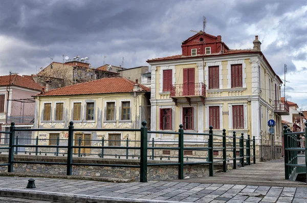 Edifícios neoclássicos antigos em Florina, um destino de inverno popular no norte da Grécia, em um dia nublado — Fotografia de Stock