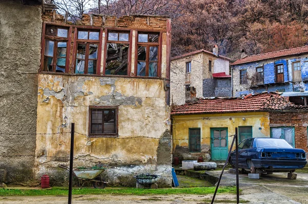 Edifícios antigos e coloridos em Florina, um destino de inverno popular no norte da Grécia, no outono — Fotografia de Stock