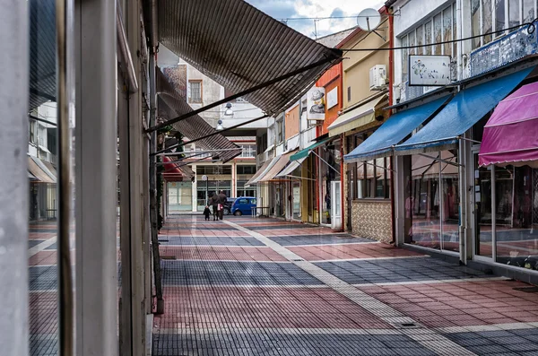 Calle de Florina, un destino popular del invierno en Grecia norteña, en un día nublado del otoño — Foto de Stock