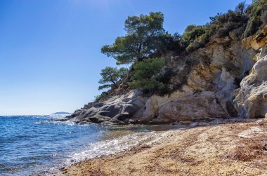 kayalar ve kum güzel bir küçük plaj sithonia, chalkidiki, Yunanistan