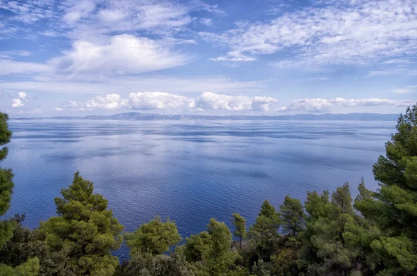 Increíble vista desde la cima de una colina hasta el mar, en Sithonia, Chalkidiki, Grecia — Foto de Stock