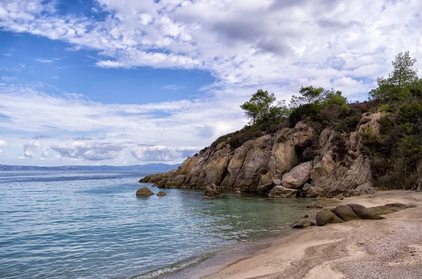 Pedras e areia em uma bela praia na Sithonia, Chalkidiki, Grécia — Fotografia de Stock