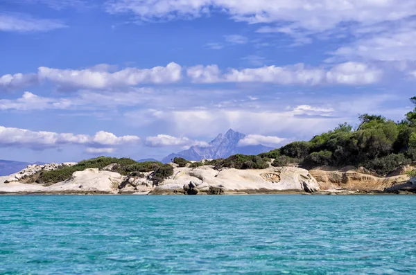 Costa rochosa na Sithonia, Chalkidiki, Greece, com o monte Athos no fundo — Fotografia de Stock