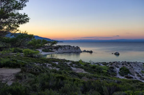 Mooie kleine golf in Sithonia, Chalkidiki (Griekenland), in de schemering — Stockfoto