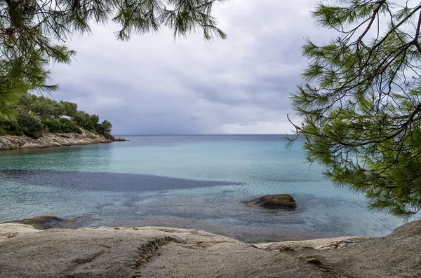 Θέα στη θάλασσα σε μια νεφελώδης ημέρα του φθινοπώρου, στη Σιθωνία, Χαλκιδική, Ελλάδα — Φωτογραφία Αρχείου