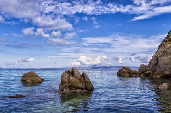 Rocas junto al mar en Sithonia, Chalkidiki, Grecia — Foto de Stock