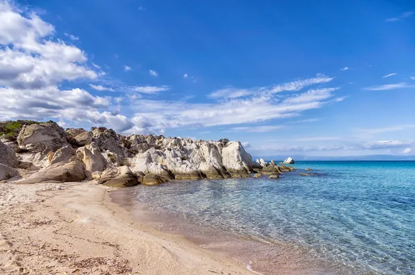 Małej zacisznej plaży w sithonia, chalkidiki, Grecja, jak mały raj — Zdjęcie stockowe