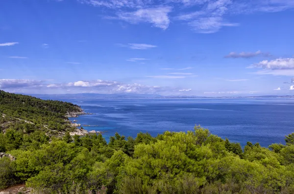 Vista incrível do topo de uma montanha até o mar na Sithonia, Chalkidiki, Grécia — Fotografia de Stock