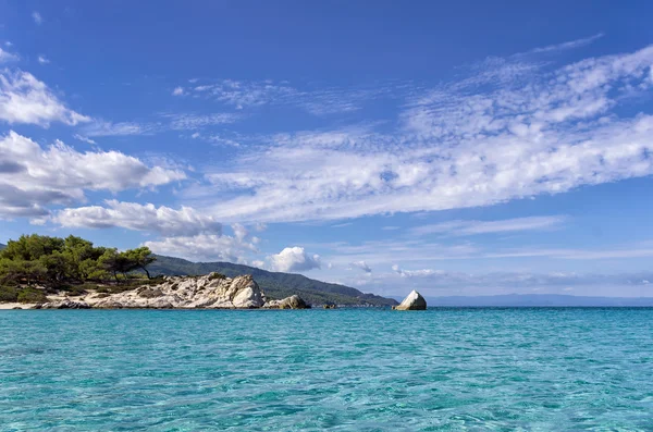 令人惊叹的海水的遮阳伞和、 chalkidiki、 希腊 — 图库照片