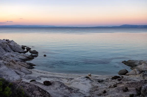 Piccola spiaggia isolata a Sithonia, Calcidica, Grecia, al tramonto — Foto Stock