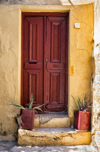 Ingången av ett gammalt hus i plaka område, Aten, Grekland — Stockfoto