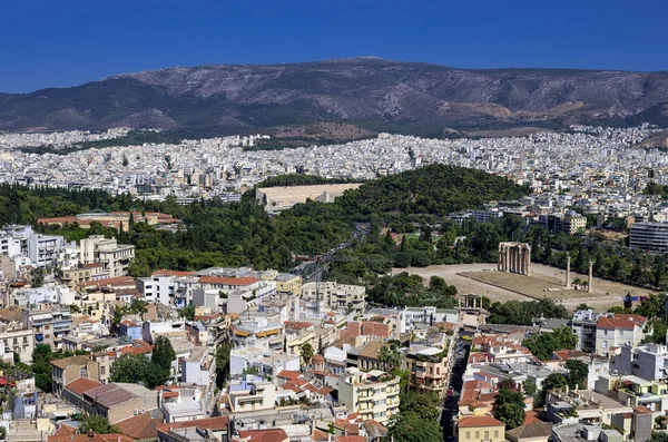 Atenas, Greece, como visto do acropolis, com as ruínas do temple antigo do Zeus olympian na vista — Fotografia de Stock