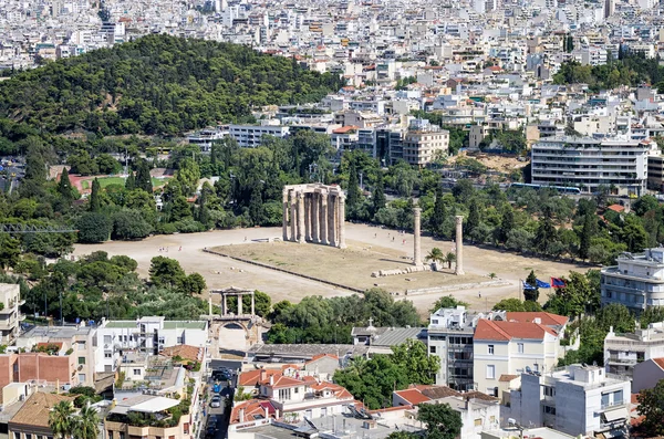 Ruinene av det gamle tempelet til den olympiske Zevs, i Athen, Hellas, sett fra Akropolis – stockfoto