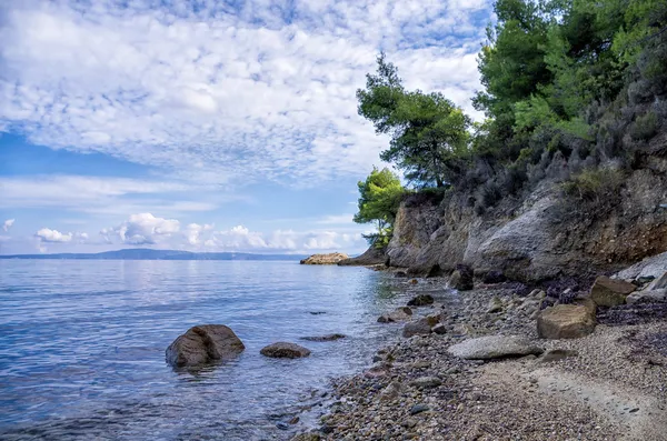 Rocas y arena en una hermosa playa en Chalkidiki, Grecia — Foto de Stock
