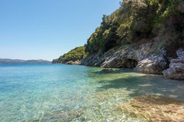 Erimitis Ormanı 'ndaki deniz manzarası, Kuzey Doğu Korfu, Yunanistan