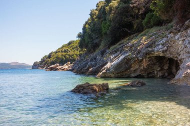 Erimitis Ormanı 'ndaki deniz manzarası, Kuzey Doğu Korfu, Yunanistan