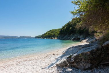 Erimitis Ormanı 'ndaki deniz manzarası, Kuzey Doğu Korfu, Yunanistan