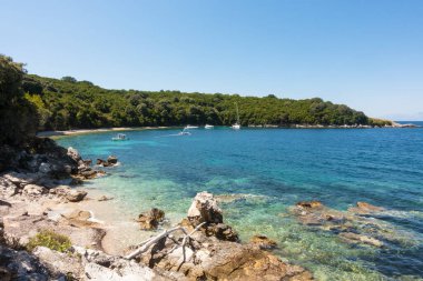 21 Ağustos 2020 - Korfu, Yunanistan - Erimitis Ormanı 'ndaki deniz manzarası, Kuzeydoğu Korfu, Yunanistan