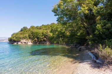 Erimitis Ormanı 'ndaki deniz manzarası, Kuzey Doğu Korfu, Yunanistan