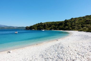 21 Ağustos 2020 - Korfu, Yunanistan - Erimitis Ormanı 'ndaki deniz manzarası, Kuzeydoğu Korfu, Yunanistan