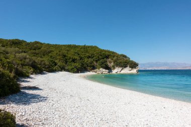 21 Ağustos 2020 - Korfu, Yunanistan - Erimitis Ormanı 'ndaki deniz manzarası, Kuzeydoğu Korfu, Yunanistan